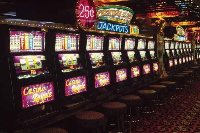 Studio Live Draw bocoran togel menampilkan mesin pengundian transparan dan host dalam bahasa Indonesia